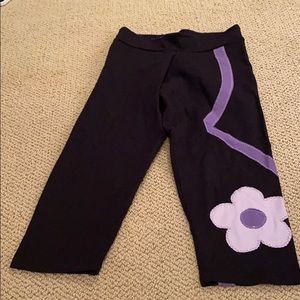Cropped leggings with flower appliqué